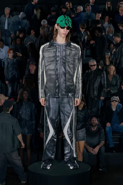 Look 16